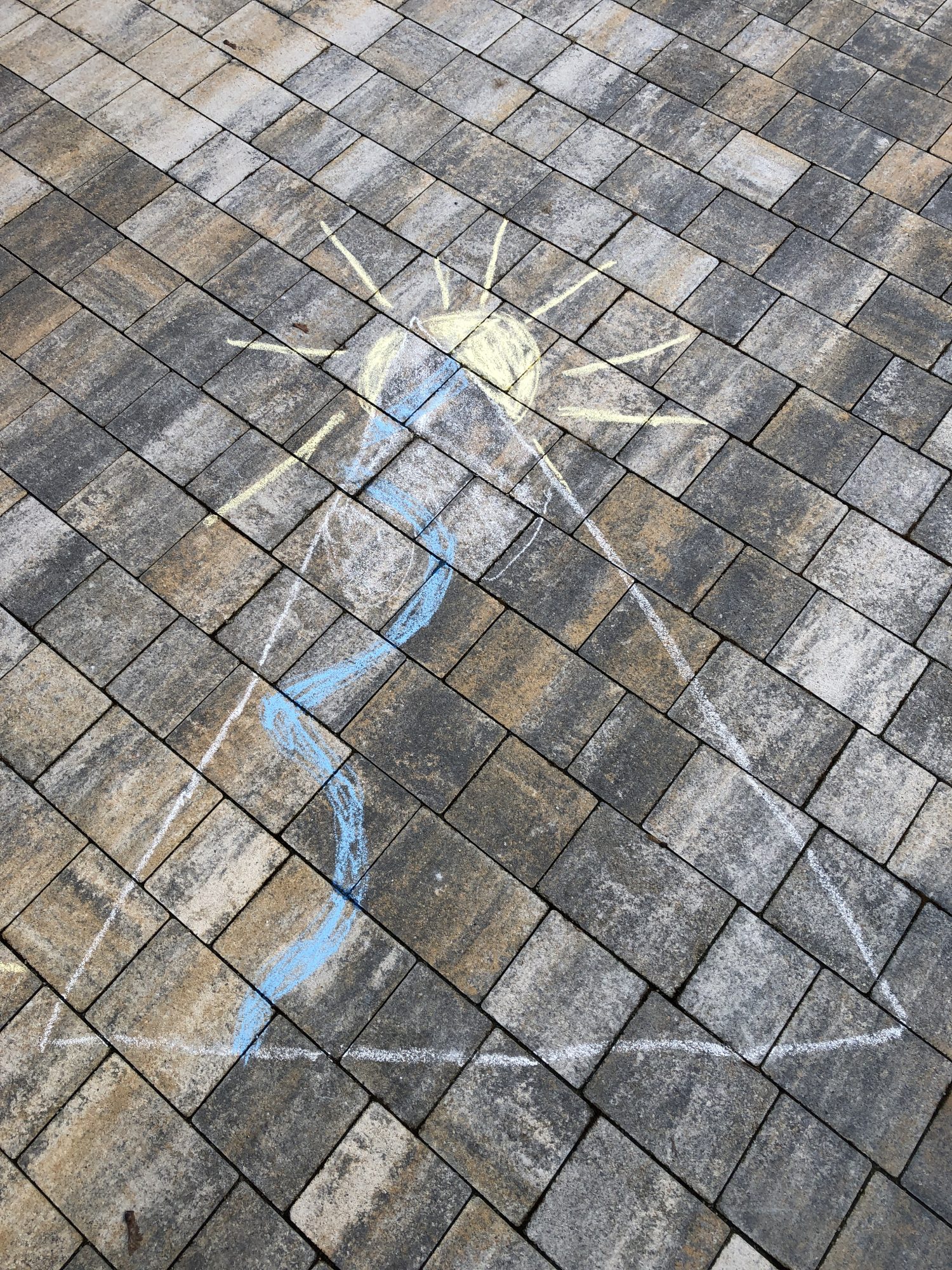 Eine Station der Schnitzeljagd: Malen mit Malkreide