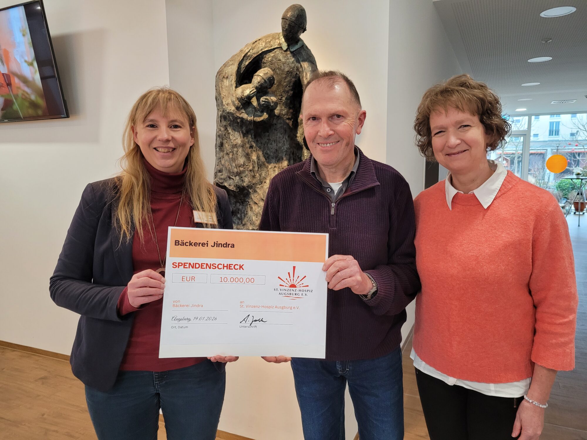 Hospiz-Geschäftsführerin Stephanie Ludwig mit Alois und Angelika Jindra der Bäckerei Jindra